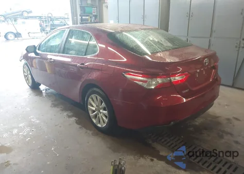2018 Toyota Camry Le из США, поврежденный, VIN 4T1B11HK9JU621597